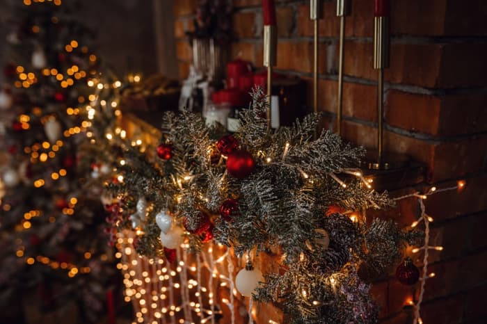 Tendances de Noël 2026 : nuances bordeaux, lumière chaleureuse et bougeoirs métalliques
