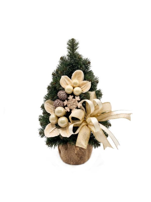 Mini sapin de No&euml;l artificiel conique 30 cm sur fond blanc, aux branches vertes orn&eacute;es de d&eacute;corations blanches et &eacute;cru. 