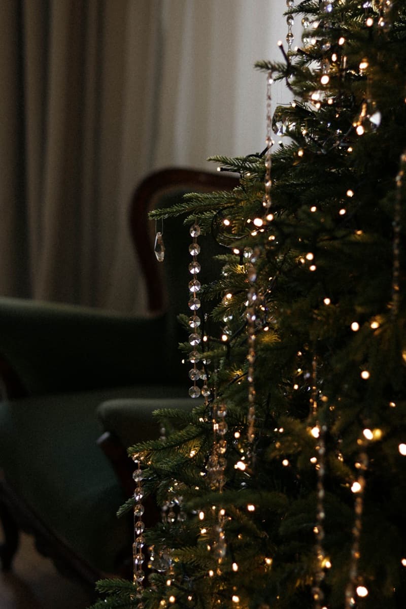 Décorations délicates et scintillantes sur un sapin de Noël