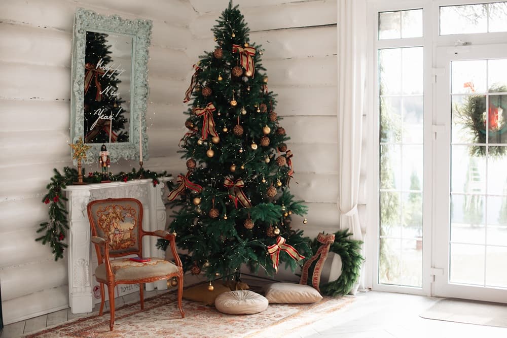 Pièce décorée pour Noël avec un sapin paré d'ornements naturels