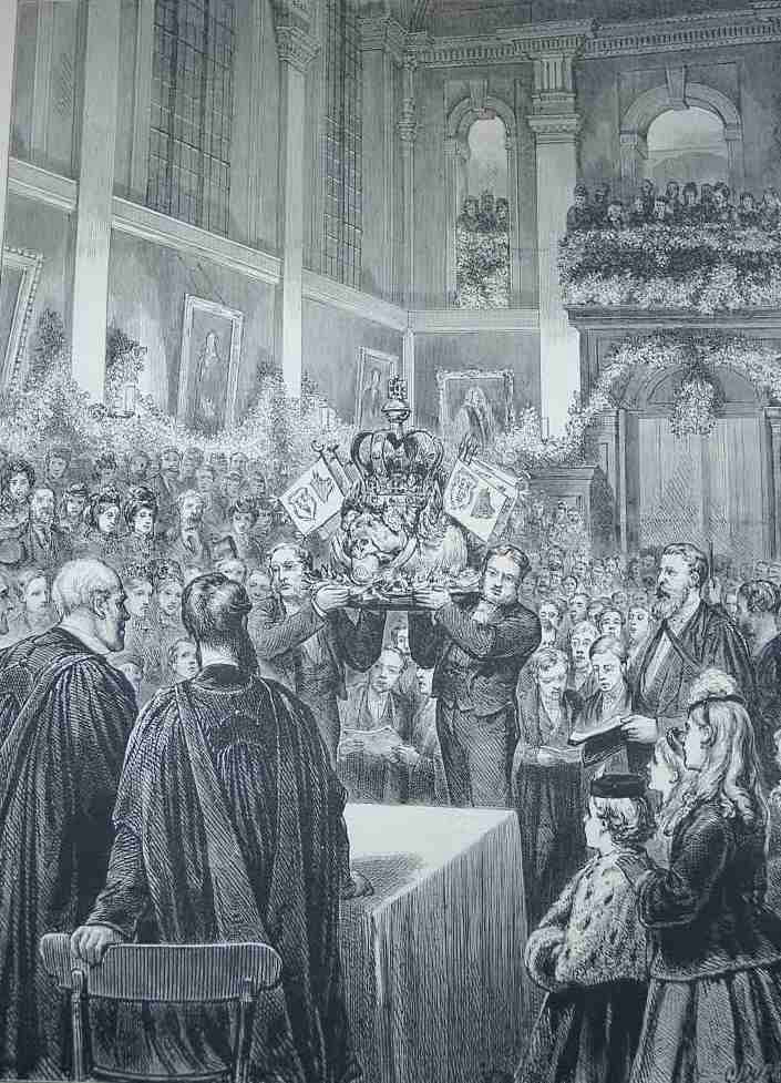 Gravure du XIXe si&egrave;cle repr&eacute;sentant l&rsquo;entr&eacute;e c&eacute;r&eacute;monielle d&rsquo;une t&ecirc;te de sanglier r&ocirc;tie dans la salle du Queen&rsquo;s College &agrave; Oxford lors d&rsquo;un banquet de No&euml;l.