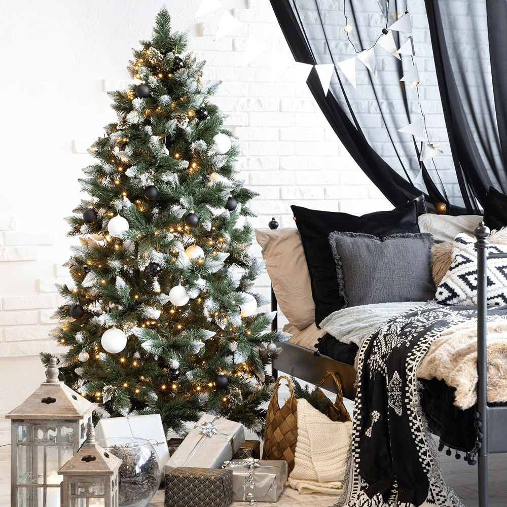 Sapin FairyTrees FT04 aux aiguilles enneigées et décorations de Noël noir et blanc