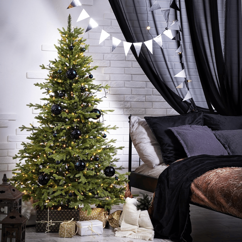 Sapin de Noël FairyTrees FT32 orné de décorations sombres