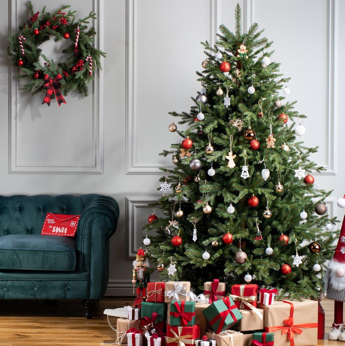 Sapin FairyTrees FT33 richement décoré pour les fêtes dans une pièce élégante