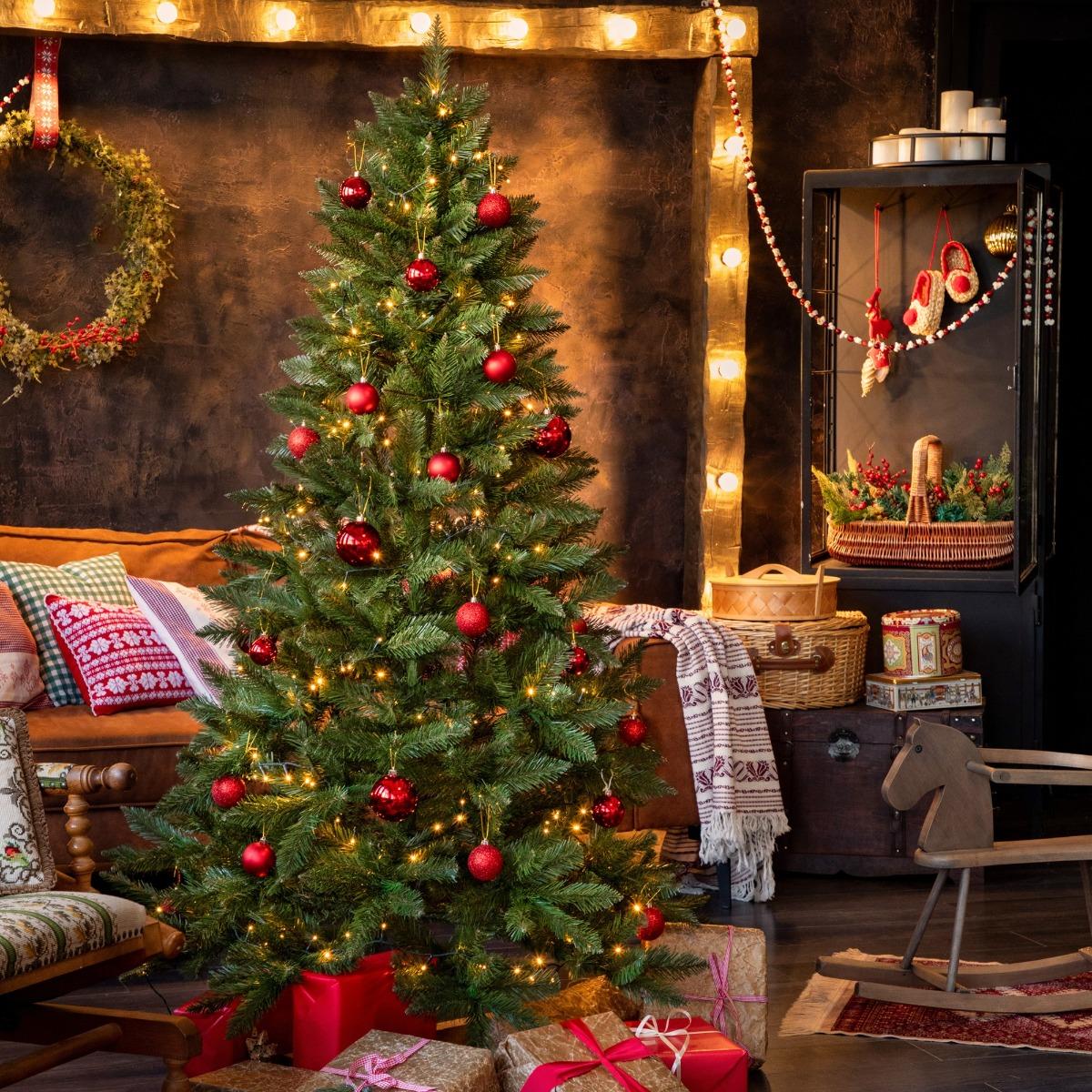 Sapin de Noël FairyTrees FT01 décoré de boules rouges