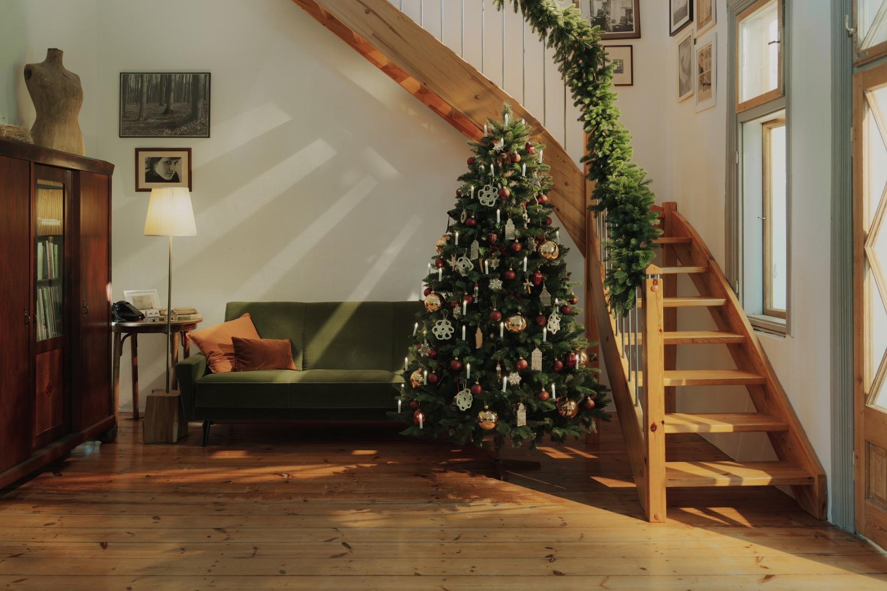 Sapin FairyTrees FT29 décoré dans un intérieur chaleureux et douillet