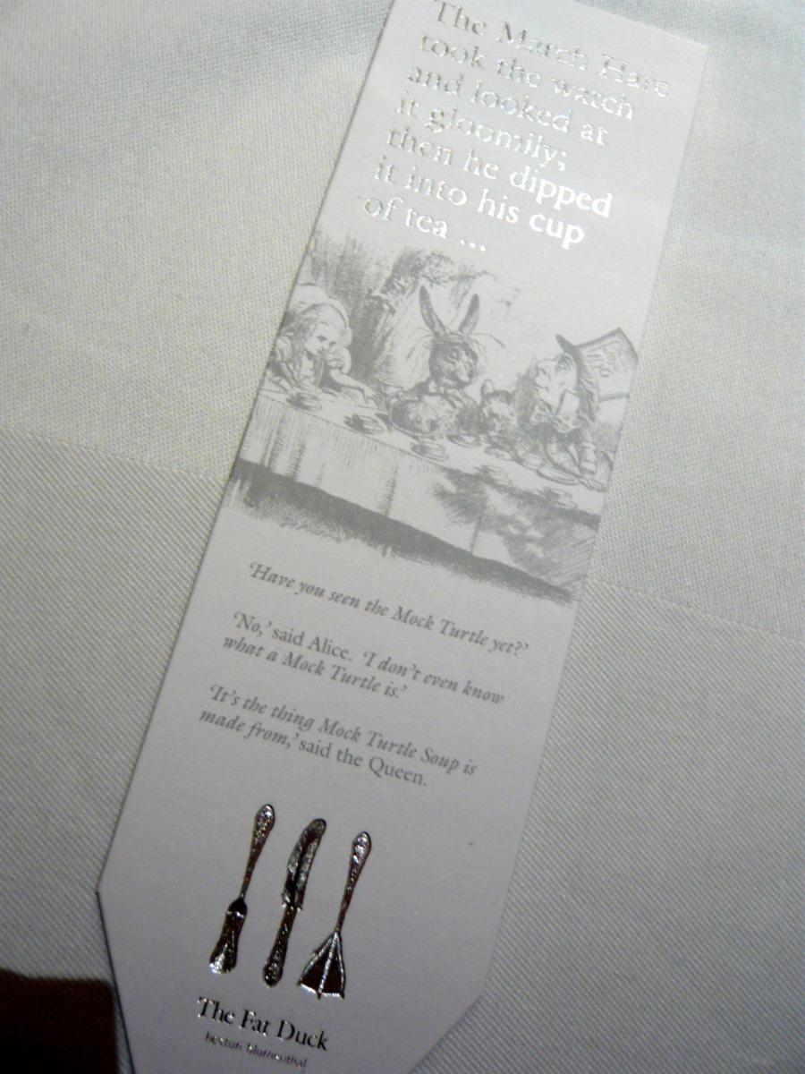 Marque-page illustr&eacute; inspir&eacute; de &laquo; Alice au pays des merveilles &raquo;, repr&eacute;sentant Alice et le Chapelier fou &agrave; table, avec une citation &eacute;voquant la mock turtle soup.