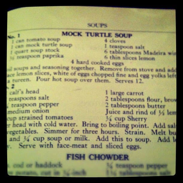 Page d&rsquo;un ancien livre de cuisine avec une recette imprim&eacute;e de mock turtle soup.