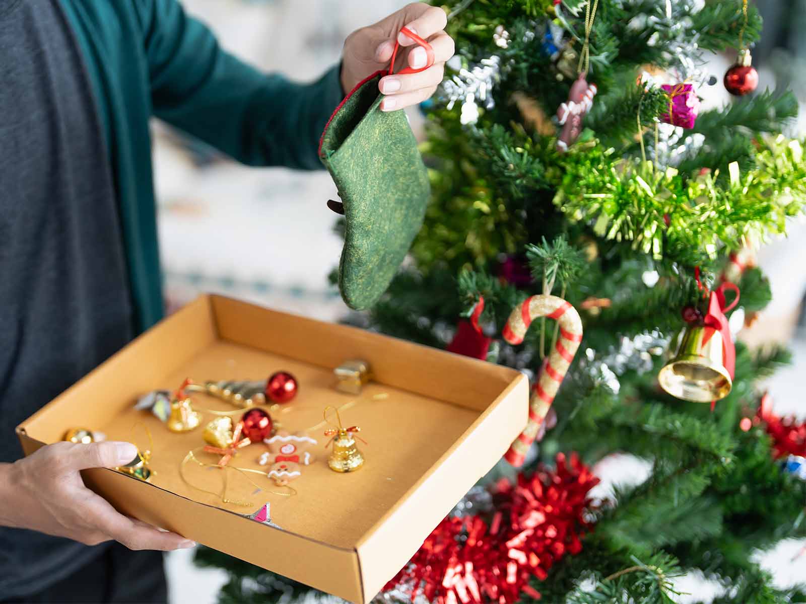 Comment monter un sapin de Noël artificiel en 5 étapes (sans abîmer les branches !) 