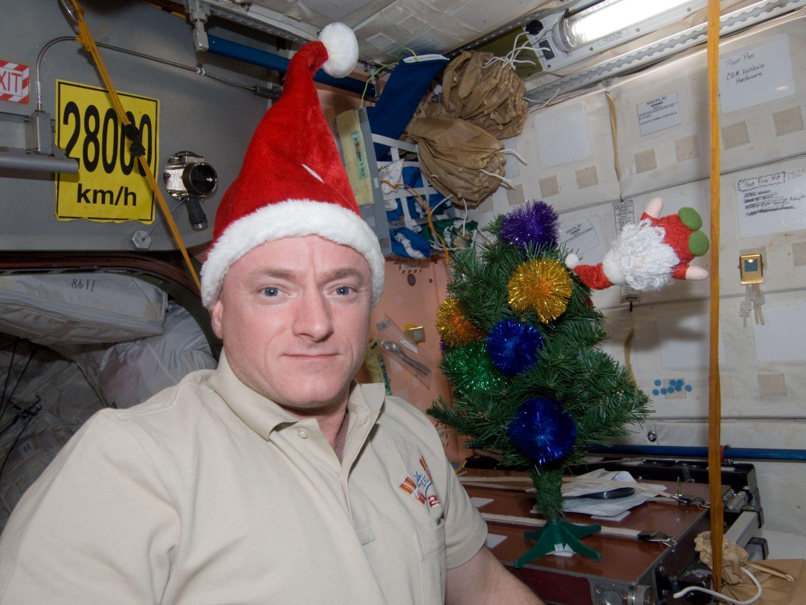 L'astronaute Scott Kelly coiffé d'un bonnet de Noël à bord de la Station spatiale internationale, décembre 2010.