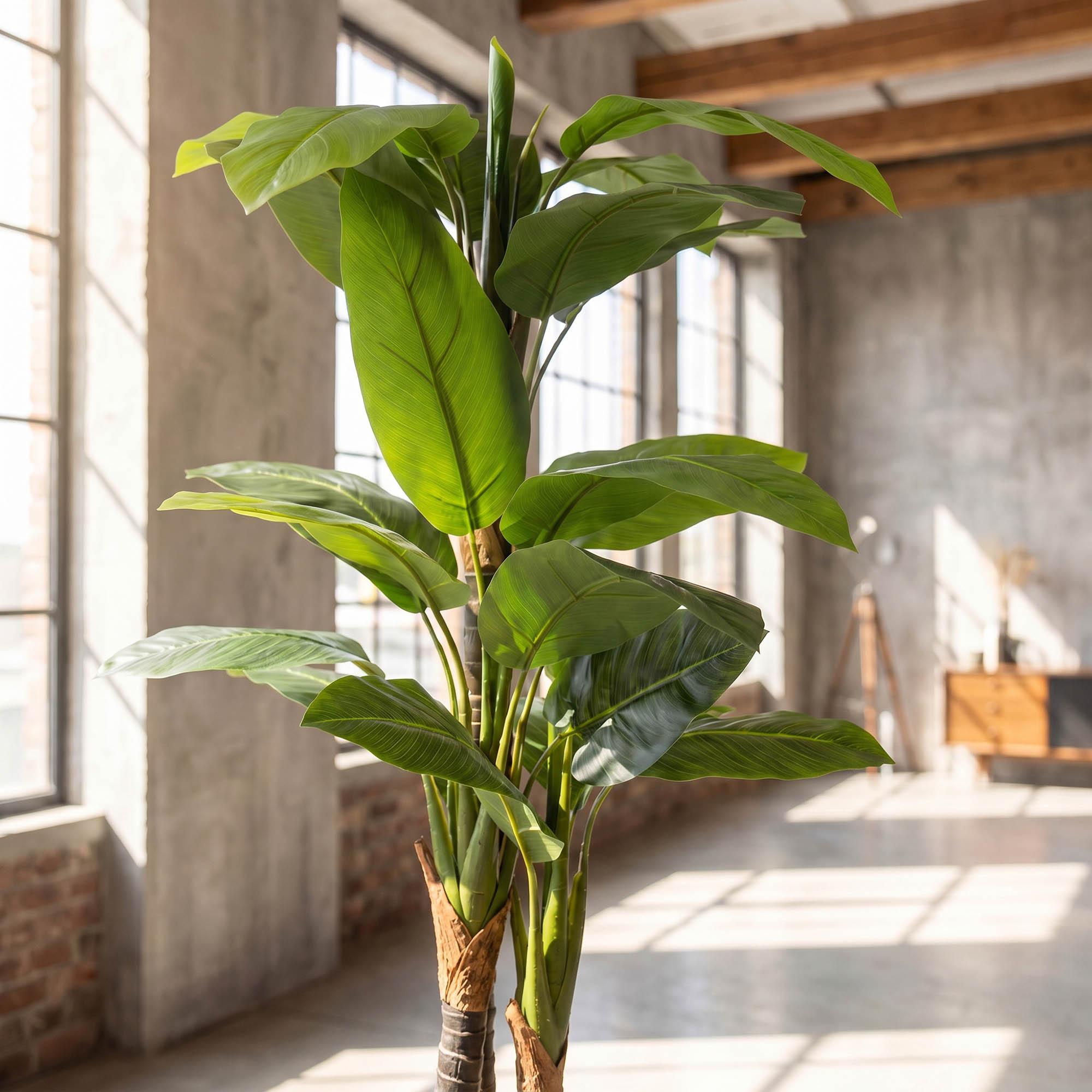 Monstera artificiel sur tronc de 160 cm FairyTrees dispos&eacute; dans un salon chaleureux, dans un d&eacute;cor d'int&eacute;rieur naturel.