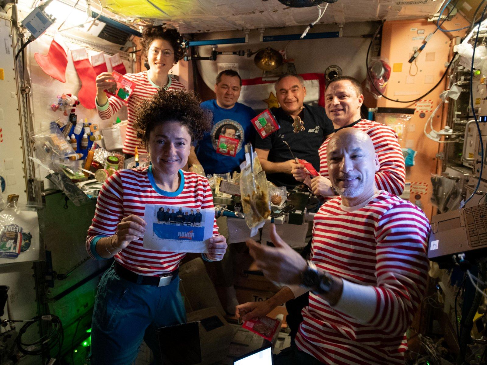 Brunch de Noël de l'équipage de l'Expédition 61 à la Station spatiale internationale, décembre 2019.