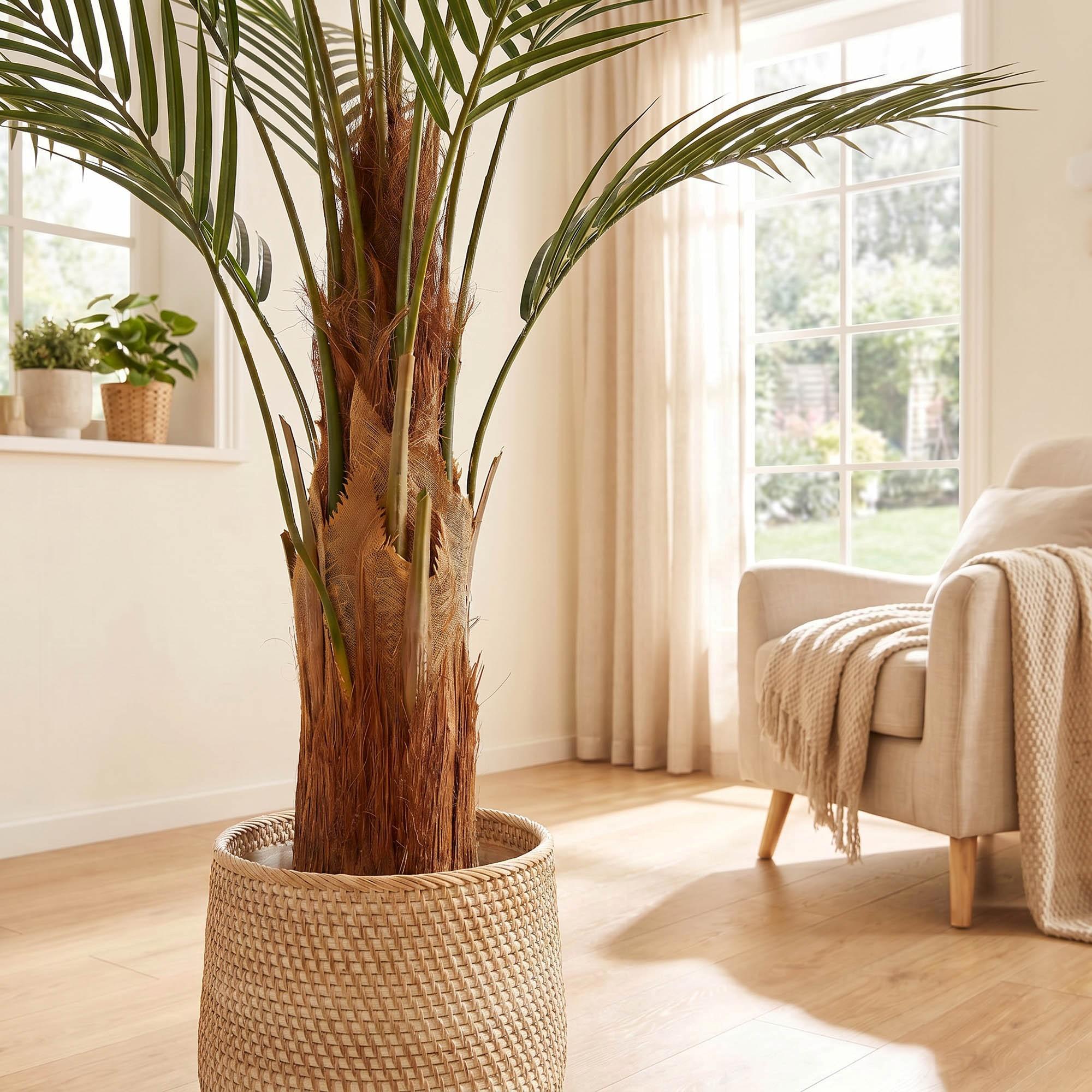 Monstera artificiel sur tronc de 160 cm FairyTrees dispos&eacute; dans un salon chaleureux, dans un d&eacute;cor d'int&eacute;rieur naturel.