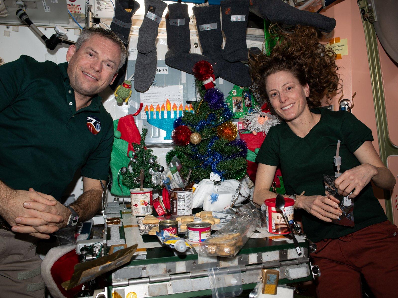 Andreas Mogensen et Loral O’Hara lors d’un repas de Noël à bord de la Station spatiale internationale, décembre 2023.
